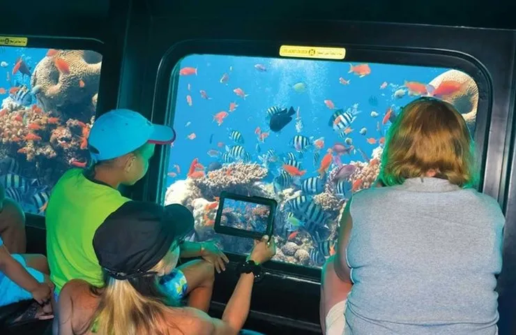 Wycieczka łodzią ze szklanym dnem w Hurghadzie – odkryj Morze Czerwone bez nurkowania
